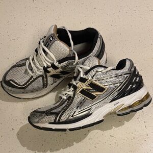 New Balance 1906R‘Silver Gold Metallic Sneaker